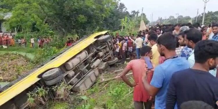 মানিকচকে যাত্রীবাহী বাসের ধাক্কায় মৃত শিশু, বাস উলটে জখম ৩০ বাসযাত্রী
