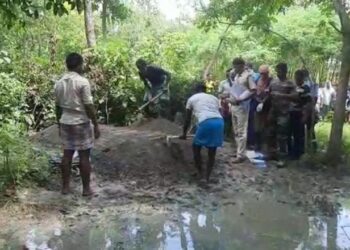 মায়ের অভিযোগের ভিত্তিতে কিশোরী মেয়ের দেহ কবর থেকে তুলে ময়নাতদন্তের জন্য পাঠালো পুলিশ