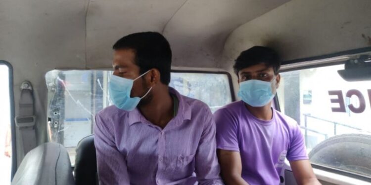 ভাতারে ধৃত ২ চোলাই মদের কারবারি