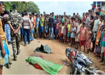 কাটোয়ায় রাস্তার পাশে বালির স্তুপে ধাক্কা বাইকের, ছিটকে পড়া বাইক আরোহী ছেলের সামনেই  মা’কে পিষে দিল ডাম্পার