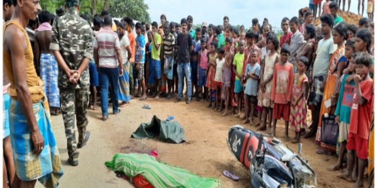 কাটোয়ায় রাস্তার পাশে বালির স্তুপে ধাক্কা বাইকের, ছিটকে পড়া বাইক আরোহী ছেলের সামনেই  মা’কে পিষে দিল ডাম্পার