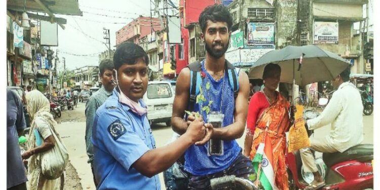 সাইকেলে বাংলা ভ্রমনে টালিগঞ্জের যুবক