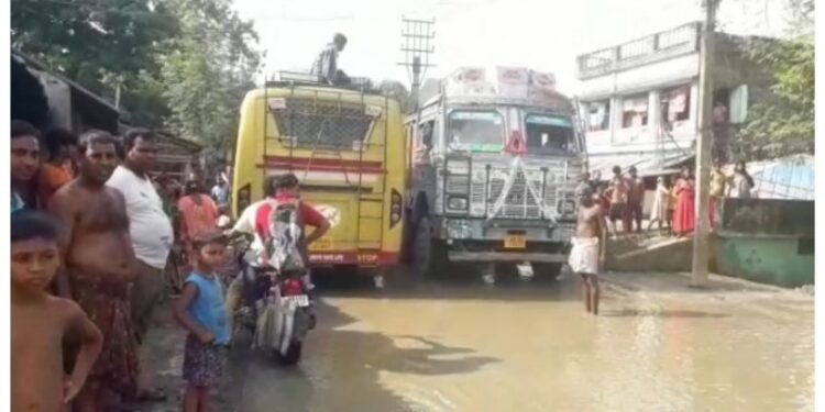ইংরেজবাজারে মাটির নিচে থেকে ঠান্ডা হাওয়া ও জল বের হওয়ার ঘটনায় চাঞ্চল্য