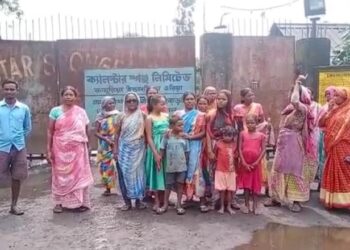 মৃত শ্রমিকের পরিবারের একজনকে চাকরি ও ক্ষতিপূরণের দাবিতে কারখানার গেটের সামনে ধর্ণা প্রদর্শন