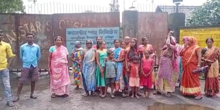 মৃত শ্রমিকের পরিবারের একজনকে চাকরি ও ক্ষতিপূরণের দাবিতে কারখানার গেটের সামনে ধর্ণা প্রদর্শন