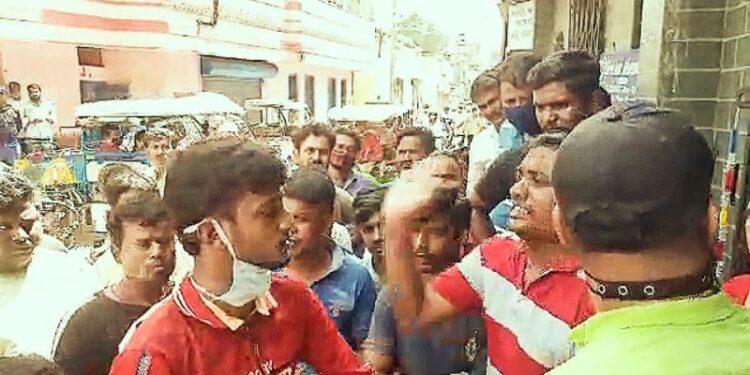 বর্ধমানের নার্সিংহোমে রোগিনীর শ্লীলতাহানীর অভিযোগে গণধোলাই ওয়ার্ডবয়কে, ধৃত অভিযুক্ত