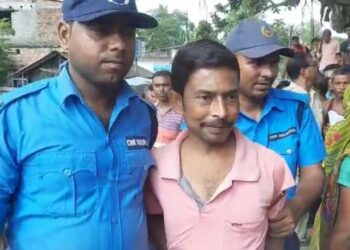 ভুয়ো এ্যাকাউন্ট খুলে বন্যাত্রাণের টাকা আত্মসাৎ !  তৃণমূল নেতাকে গণ ধোলাই