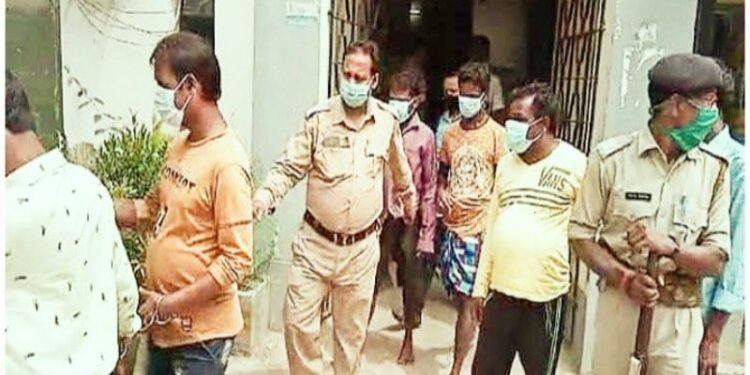 ভাতারে গ্রেফতার ৫ বেআইনি চোলাই মদের কারবারি