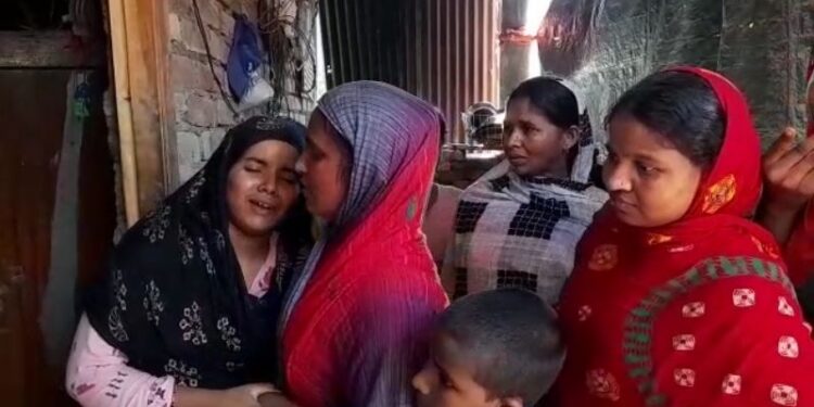 স্ত্রীকে কুপিয়ে পিটিয়ে খুন ! পলাতক স্বামী