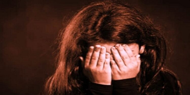 নিজের ৮ বছরের শিশুকন্যাকে ধর্ষণের অভিযোগে গ্রেফতার বাবা