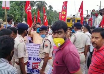 কালনায় রেল-সড়কপথ অবরোধ বাম সংগঠনের