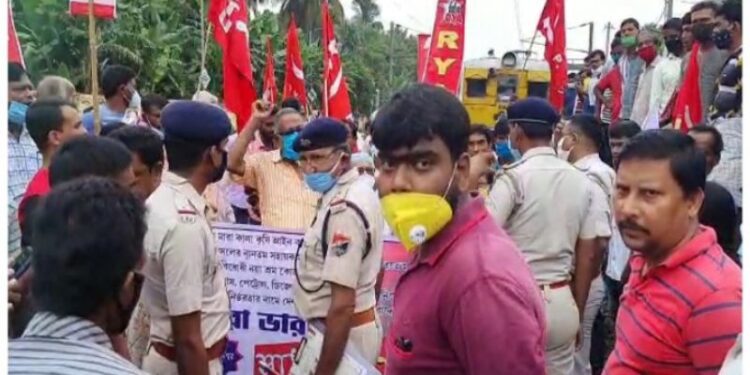 কালনায় রেল-সড়কপথ অবরোধ বাম সংগঠনের