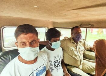 ভাতারে খড়ি নদী থেকে অবৈধভাবে বালি তোলার অভিযোগে ধৃত ২, আটক ২ ট্রাক্টর