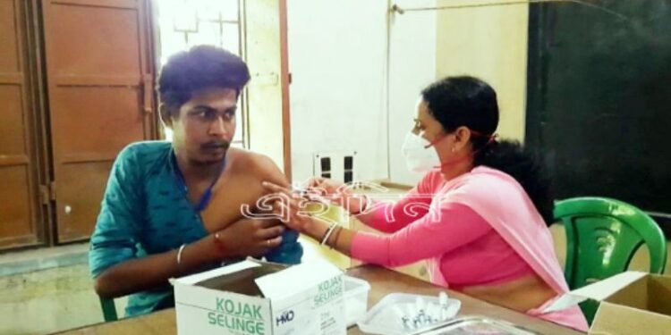 কেতুগ্রামের কাঁদরা কলেজের শুরু হল ছাত্রছাত্রীদের টিকাকরণের প্রক্রিয়া