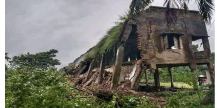 প্রবল বৃষ্টিতে ভেঙে পড়ল জরাজীর্ণ ফ্লাড সেন্টারের একাংশ, বড়সড় দূর্ঘটনার হাত থেকে রেহাই