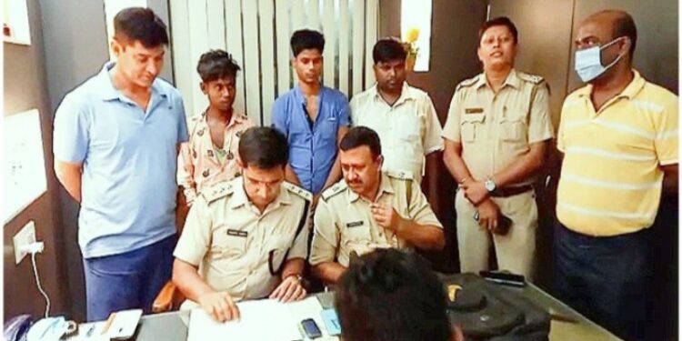 গাড়ির সাউন্ড সিস্টেমের ভিতরে ব্রাউন সুগার ও জালনোট পাচার ! গ্রেফতার ৩