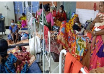 কাটোয়া হাসপাতালের শিশু বিভাগে বেডের অভাবে মেঝেতে রেখেই চিকিৎসা চলছে অসুস্থ শিশুদের