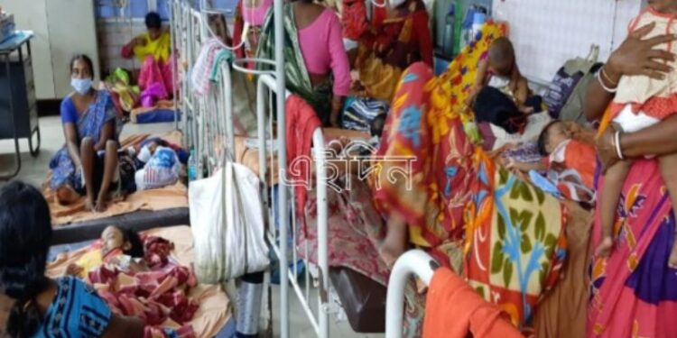কাটোয়া হাসপাতালের শিশু বিভাগে বেডের অভাবে মেঝেতে রেখেই চিকিৎসা চলছে অসুস্থ শিশুদের