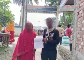 বাবা মায়ের সামনেই কিশোরীকে অপহরনের অভিযোগ যুবক ও তার পরিবারের বিরুদ্ধে