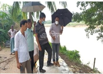 টানা বর্ষণে আউশগ্রাম ও ভাতারে ভাঙল মাটির বাড়ি, অজয়ের জল বাড়ায় বন্যার আশঙ্কা