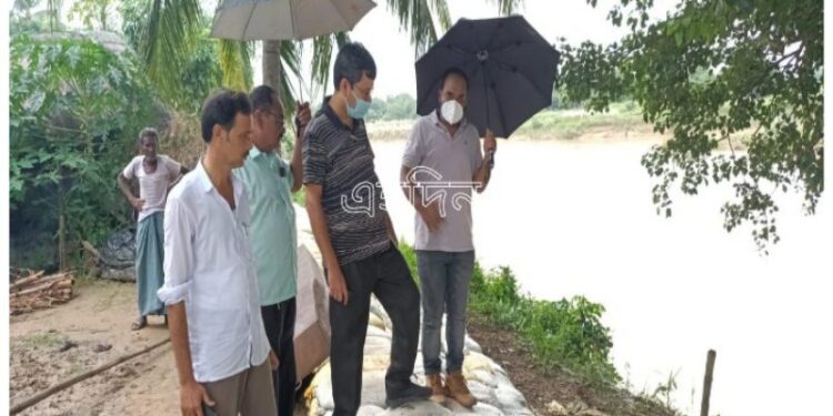 টানা বর্ষণে আউশগ্রাম ও ভাতারে ভাঙল মাটির বাড়ি, অজয়ের জল বাড়ায় বন্যার আশঙ্কা