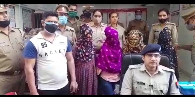 ‘হনি ট্রাপে’ ফাঁসানোর পর অশ্লীল ভিডিও তৈরি করে ব্লাকমেল, চক্রের মূল পান্ডা দম্পতিসহ গ্রেফতার ৫