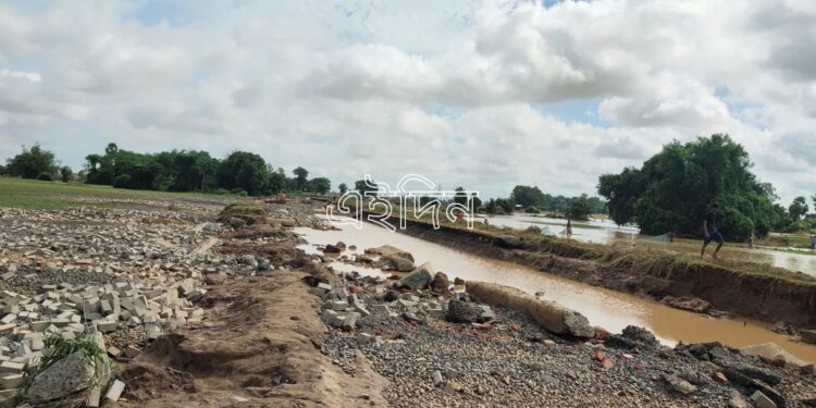 অজয় নদের জলের তোড়ে ক্ষয়ক্ষতিগ্রস্থ মঙ্গলকোট ও কেতুগ্রামের একাধিক ঘরবাড়ি ও সড়ক পথ, উপড়ে পড়ল আস্ত কালভার্ট