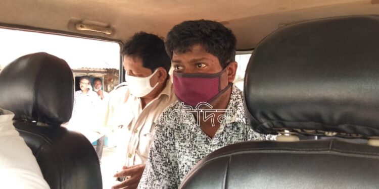 চাকরি দেবার নামে প্রতারণার ঘটনায় ভুয়ো সিবিআই অফিসার গ্রেফতার মেমারিতে