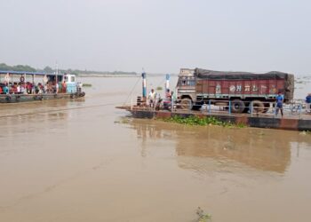 একদিকে ডিজেলের মূল্যবৃদ্ধি অন্য দিকে সেতুতে ফাটল,কালনা- শান্তিপুর ফেরিঘাট দিয়ে মালবাহী গাড়ি পারাপারের চাপ