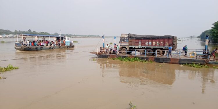 একদিকে ডিজেলের মূল্যবৃদ্ধি অন্য দিকে সেতুতে ফাটল,কালনা- শান্তিপুর ফেরিঘাট দিয়ে মালবাহী গাড়ি পারাপারের চাপ