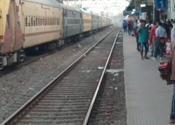 ৫০ শতাংশ যাত্রী নিয়ে আদৌ ট্রেন চলবে কিনা তার নিয়ে সন্দিহান রেল কর্তৃপক্ষ ও যাত্রীরা