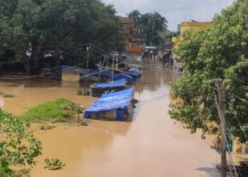 অজয়ের বাঁধ ভেঙে প্লাবিত পূর্ব বর্ধমানের আউশগ্রাম-মঙ্গলকোট-কেতুগ্রামের একাধিক গ্রাম ও কৃষি জমি, ফাঁকা লরিতে আশ্রয় গৃহহীন পরিবারের