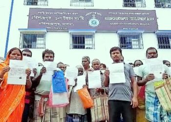 হরিশ্চন্দ্রপুরের বরুই পঞ্চায়েতের দুই তৃণমূল সদস্যের বিরুদ্ধে একাধিক ভূয়ো অ্যাকাউন্ট খুলে বন্যাত্রাণের টাকা আত্মসাতের অভিযোগ