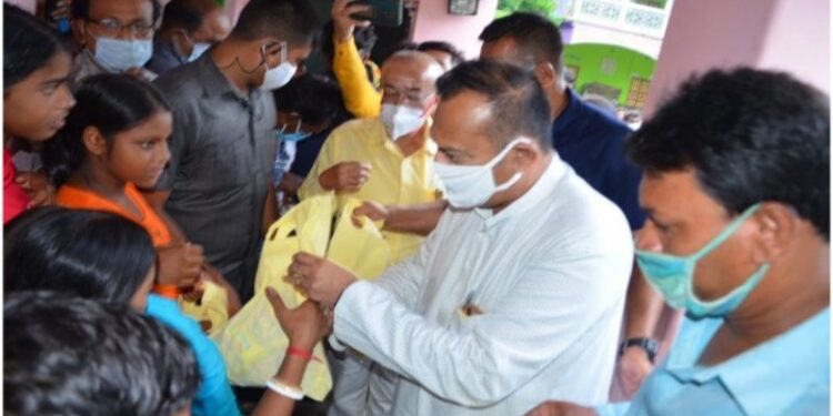 পূর্ব বর্ধমান জেলায় বন্যা পরিস্থিতি খতিয়ে দেখতে এসে ডিভিসিকে কাঠগড়ায় তুললেন মন্ত্রী অরুপ বিশ্বাস