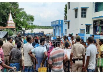 কাটোয়া-বল্লভপাড়া ফেরিঘাটে ফেরি চলাচলের অনুমতি দেওয়ার কিছুক্ষনের মধ্যে সিদ্ধান্ত প্রত্যাহার প্রশাসনের, আটকে পড়া যাত্রীদের বিক্ষোভ