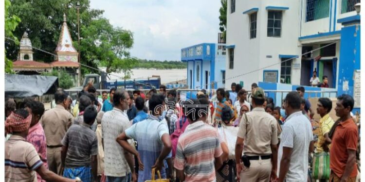 কাটোয়া-বল্লভপাড়া ফেরিঘাটে ফেরি চলাচলের অনুমতি দেওয়ার কিছুক্ষনের মধ্যে সিদ্ধান্ত প্রত্যাহার প্রশাসনের, আটকে পড়া যাত্রীদের বিক্ষোভ