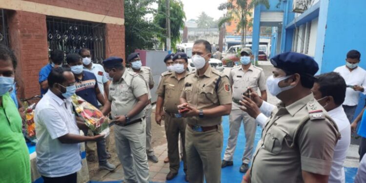 পূর্ব বর্ধমান জেলার গলসি থানার উদ্যোগে বিনামূল্যে স্বাস্থ্য পরীক্ষা শিবির ও ওষুধ বিলি