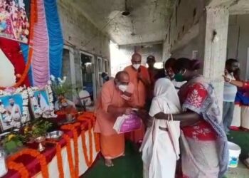 দুর্গোৎসব উপলক্ষে ভাতারের রামকৃষ্ণ আশ্রমে বিশেষ পূজানুষ্ঠান ও মহিলাদের বস্ত্র বিতরন