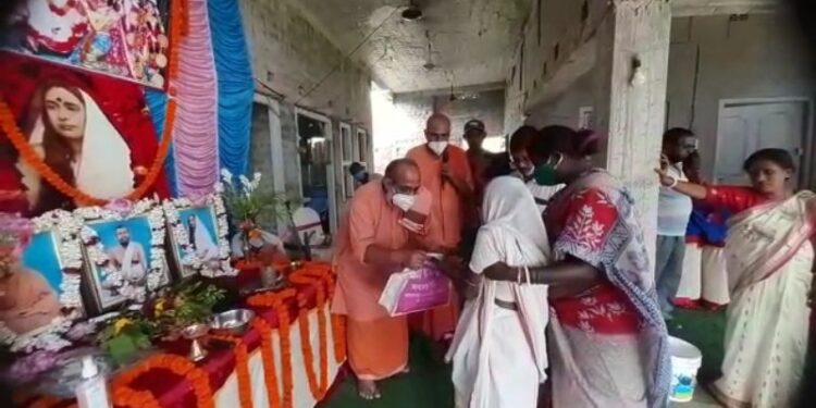 দুর্গোৎসব উপলক্ষে ভাতারের রামকৃষ্ণ আশ্রমে বিশেষ পূজানুষ্ঠান ও মহিলাদের বস্ত্র বিতরন