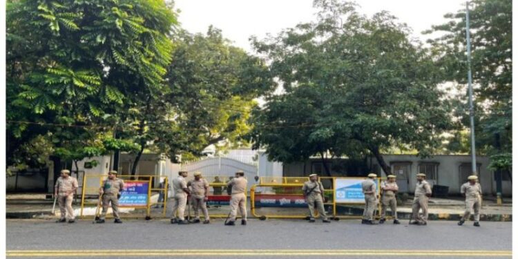 গৃহবন্দি অখিলেশ যাদব, বাড়ির সামনে মোতায়েন পুলিশবাহিনী