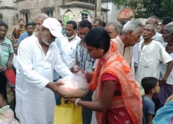 বন্যাদূর্গতদের হাতে ত্রাণ তুলে দিলেন ভাতারের বিধায়ক
