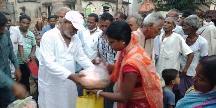 বন্যাদূর্গতদের হাতে ত্রাণ তুলে দিলেন ভাতারের বিধায়ক
