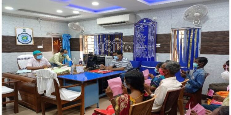 ‘বাংলা আবাস যোজনা’র টাকা পেয়েও বাড়ি তৈরির কাজ শুরু না করা উপভোক্তাদের বিরুদ্ধে কড়া পদক্ষেপ নেওয়া শুরু করলো প্রশাসন