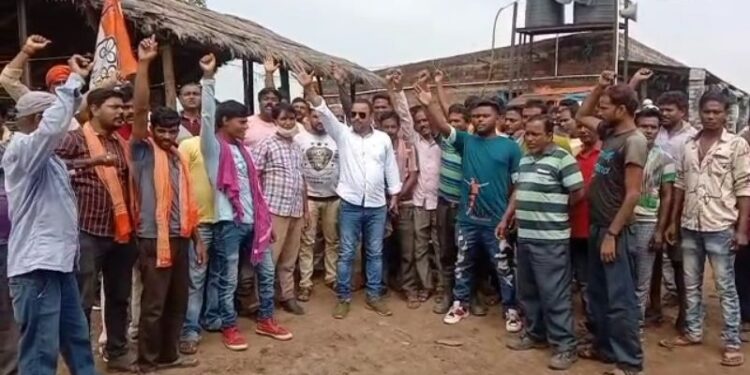 একাধিক দাবিতে ইসিএলের খনি বন্ধ করে বিক্ষোভ তৃণমূলের