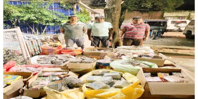 কাটোয়ায় পুলিশি অভিযানে ৪ কুইন্ট্যাল নিষিদ্ধ শব্দবাজি আটক, গ্রেফতার ৩