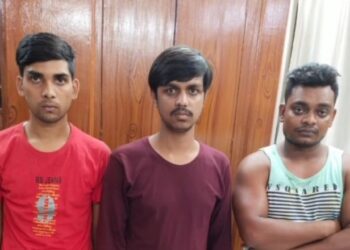 কালিয়াচকে চোরাই স্মার্টফোনসহ গ্রেফতার ৩ যুবক