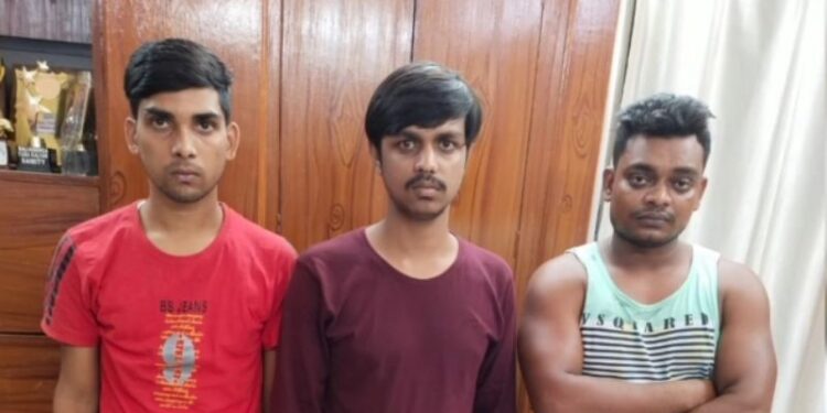 কালিয়াচকে চোরাই স্মার্টফোনসহ গ্রেফতার ৩ যুবক