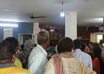 পূজোর মুখে জমানো টাকা না পেয়ে মেমারির গোপে-গন্তার সমবায় সমিতিতে বিক্ষোভ গ্রাহকদের