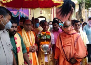 মহালয়ার পরের দিন বর্ধমানে সর্বমঙ্গলা মায়ের মন্দিরে ঘট প্রতিষ্টার সাথে সাথে রাঢ়বঙ্গে সূচনা হয়ে গেল শারদ উৎসবের