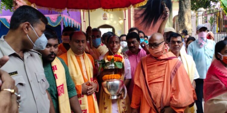 মহালয়ার পরের দিন বর্ধমানে সর্বমঙ্গলা মায়ের মন্দিরে ঘট প্রতিষ্টার সাথে সাথে রাঢ়বঙ্গে সূচনা হয়ে গেল শারদ উৎসবের